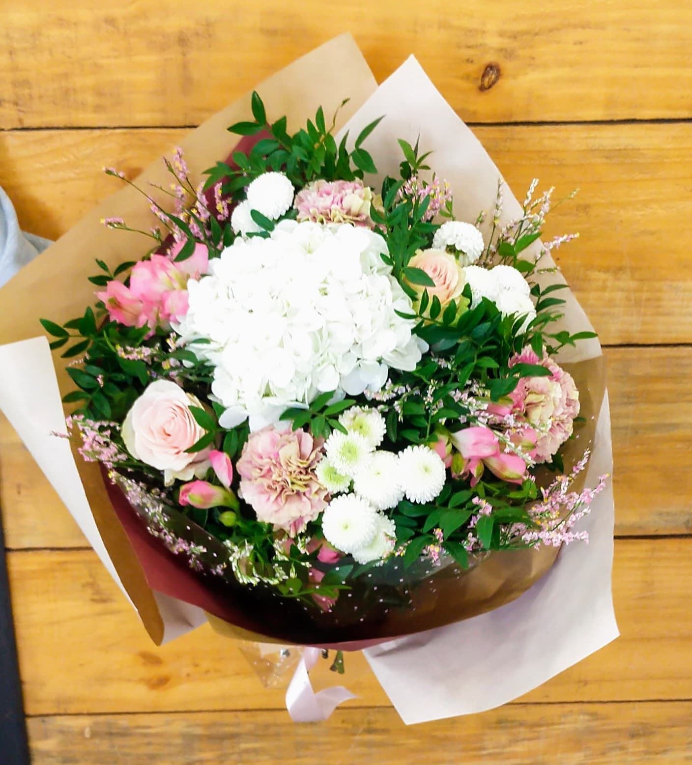 Ramo con hortensia en tonos claros - Imagen 2