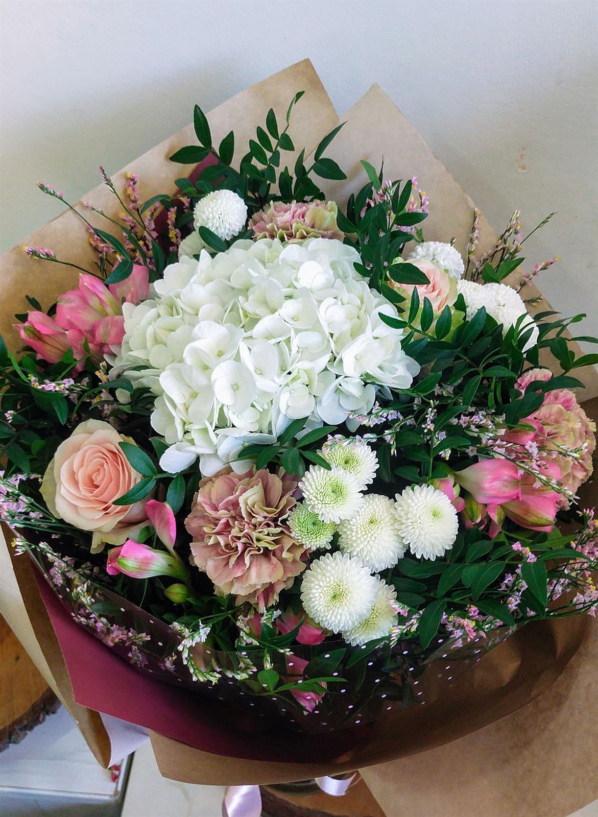Ramo con hortensia en tonos claros - Imagen 3